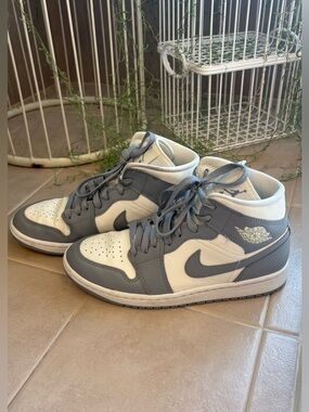 Nike Air Jordan 1 Mid - Women’s 8.5 🩶